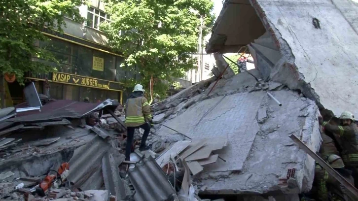 Küçükçekmece’de 3 katlı bina çöktü: Enkaz altındaki yaralıları kurtarma çalışmaları devam ediyor