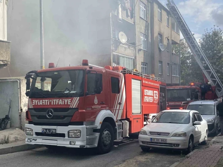 K&uuml;&ccedil;&uuml;k&ccedil;ekmece&rsquo;de 3 katlı binanın &ccedil;atı katı alev alev yandı
