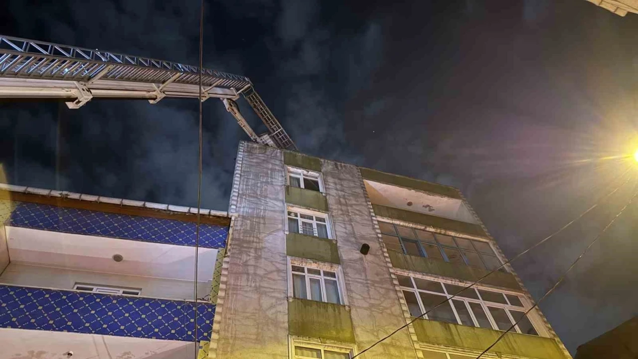 Küçükçekmece’de 7 katlı binanın çatısı alev alev yandı
