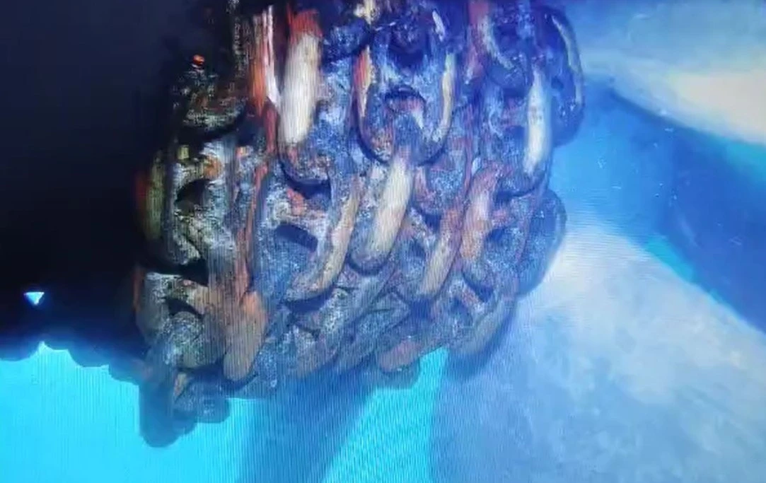 K&uuml;&ccedil;&uuml;k&ccedil;ekmece&rsquo;de Alatepe Tankeri pervanesine dolanan zincir su altından g&ouml;r&uuml;nt&uuml;lendi
