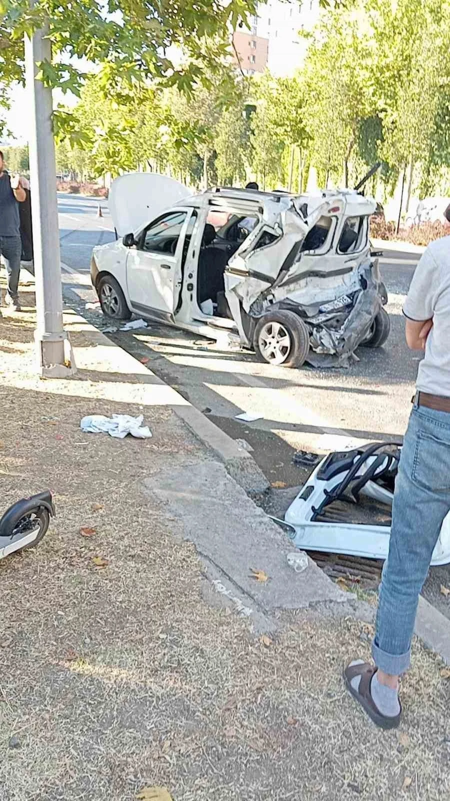 Küçükçekmece’de araç ile servis minibüsü çarpıştı: 4 yaralı
