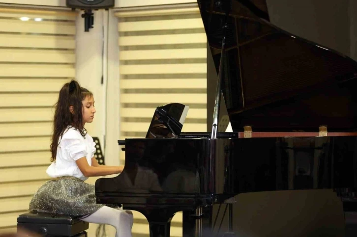 K&uuml;&ccedil;&uuml;k&ccedil;ekmece&rsquo;de Cumhuriyet&rsquo;in 100. yılı i&ccedil;in &ldquo;2. Y&uuml;zyıla Merhaba&rdquo; konseri d&uuml;zenlendi
