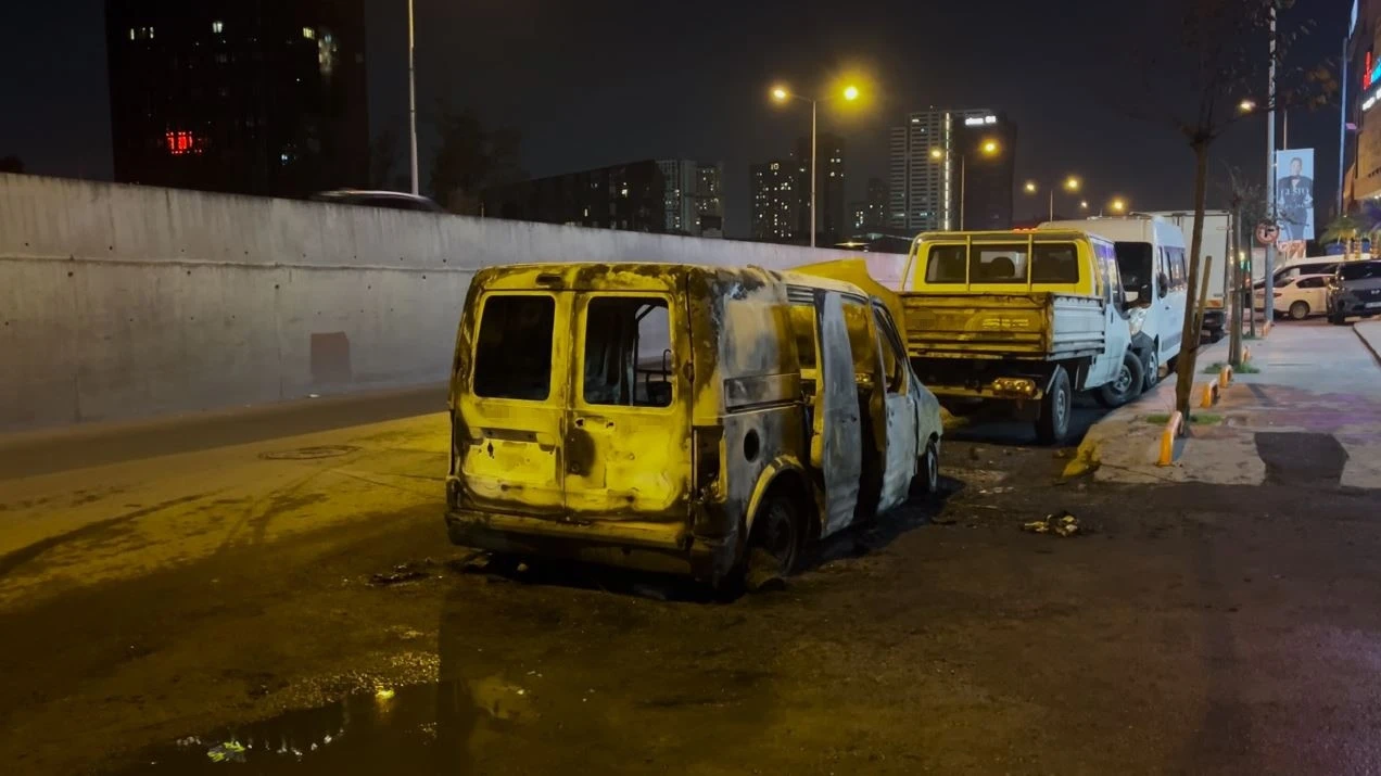 Küçükçekmece’de hafif ticari araç alev alev yandı
