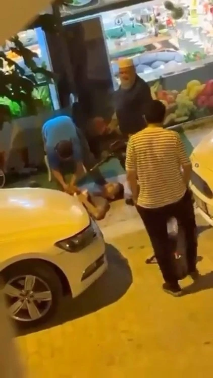 K&uuml;&ccedil;&uuml;k&ccedil;ekmece&rsquo;de hamile eşine tatlı almaya &ccedil;ıkan adama bı&ccedil;aklı dehşet
