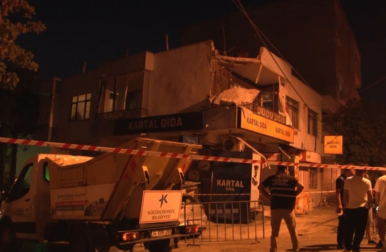 Küçükçekmece’de iki katlı binanın balkon duvarı çöktü
