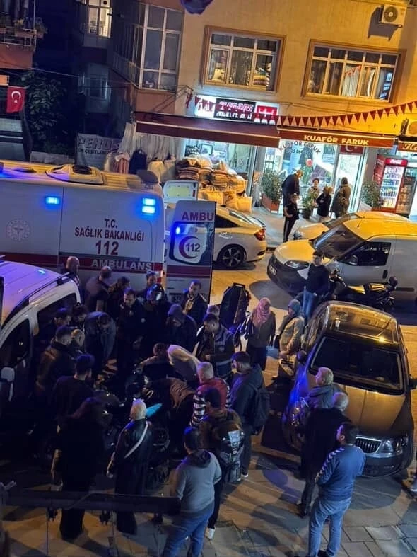 Küçükçekmece’de kaza sonrası ayağı pedala sıkışan motosikletli, itfaiye ekiplerince kurtarıldı