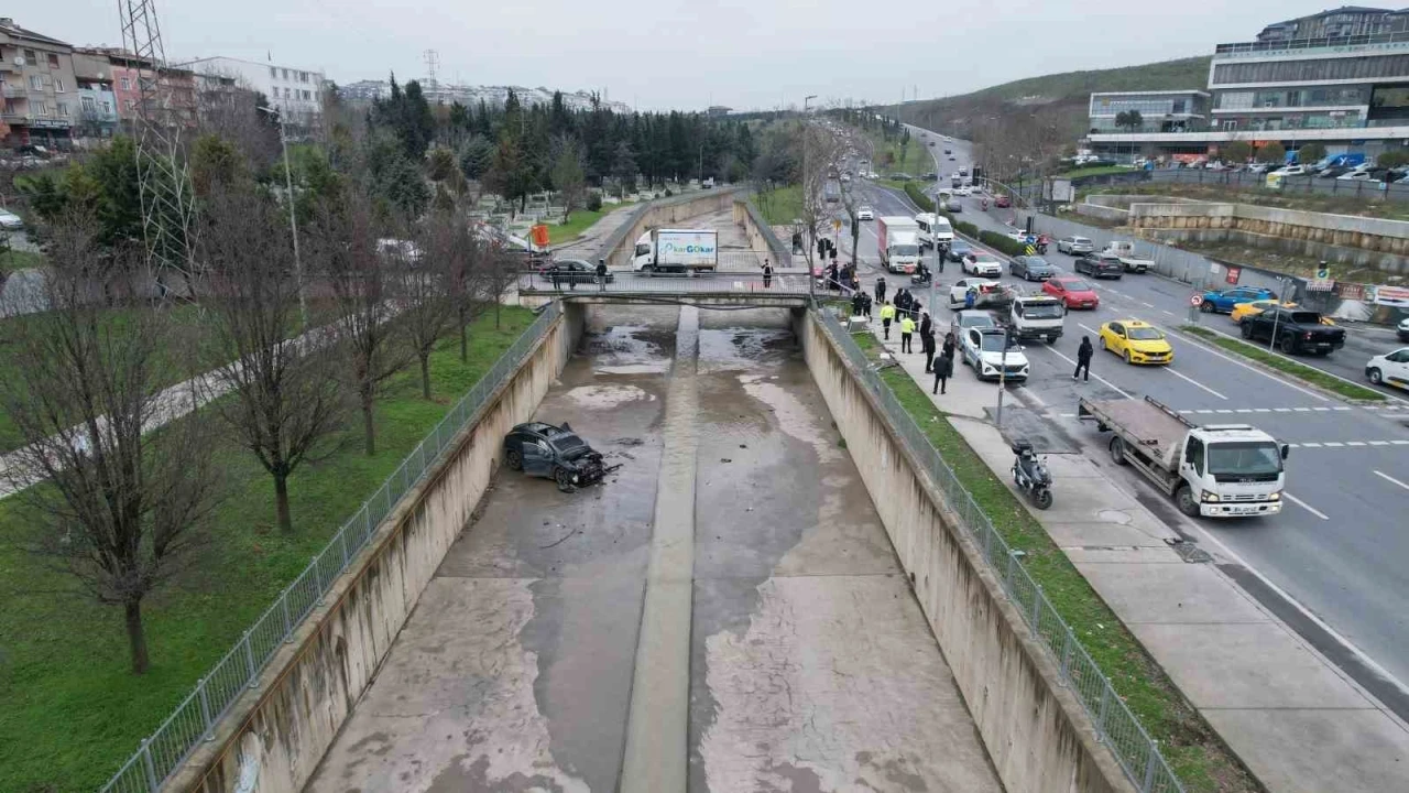 K&uuml;&ccedil;&uuml;k&ccedil;ekmece&rsquo;de kazaya karışan ara&ccedil;, dereye u&ccedil;tu
