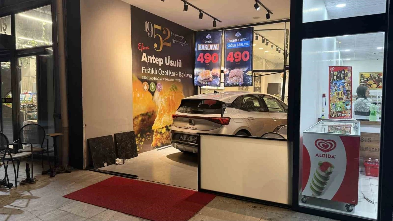 Küçükçekmece’de kontrolden çıkan elektrikli araç pastaneye girdi
