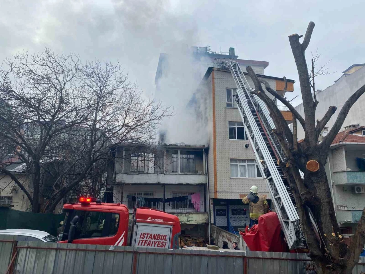 Küçükçekmece’de korkutan yangın: 2 katlı gecekonduda çıktı, alevler yan binaya sıçradı