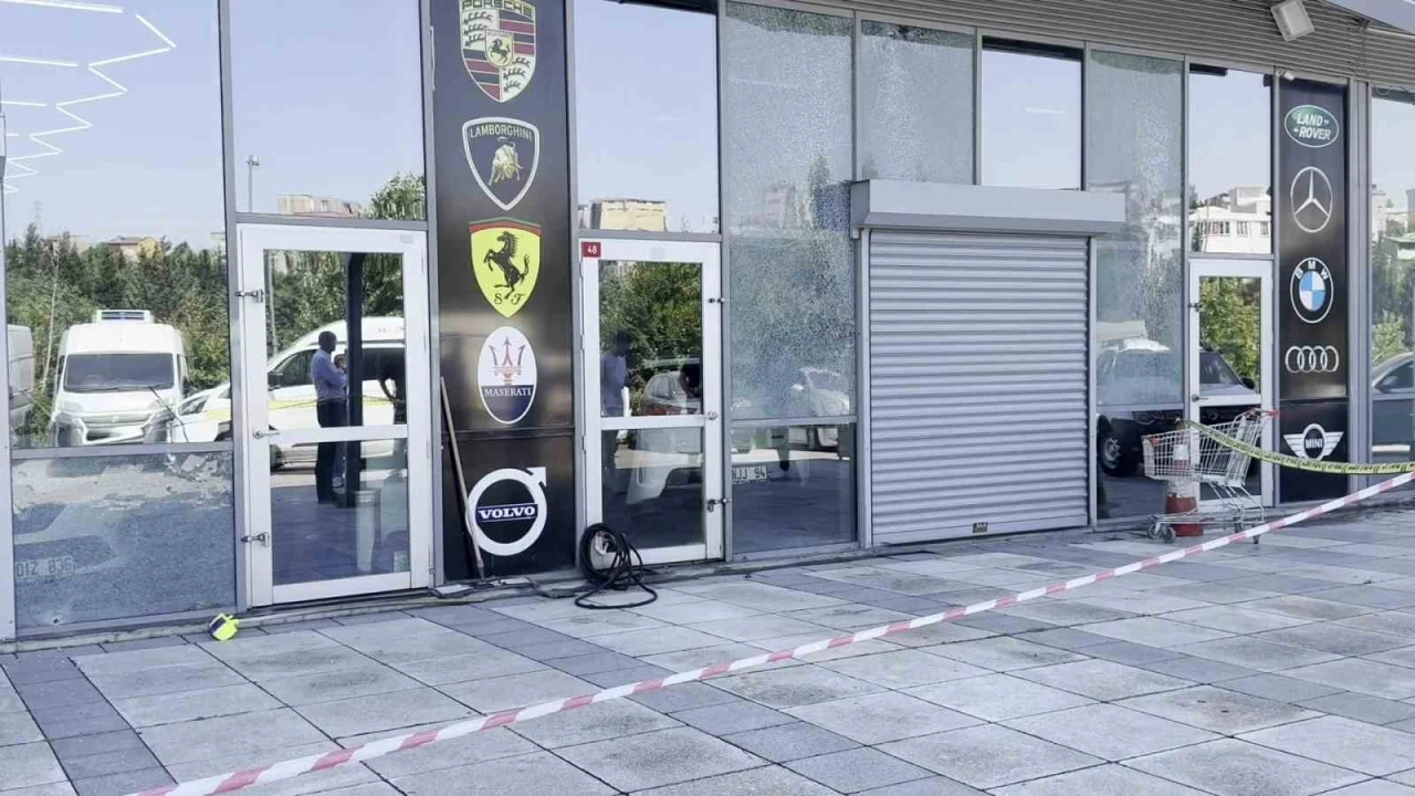 Küçükçekmece’de oto galeriye kurşun yağmuru
