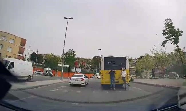 K&uuml;&ccedil;&uuml;k&ccedil;ekmece&rsquo;de patenli gen&ccedil;lerin tehlikeli yolculuğu kamerada
