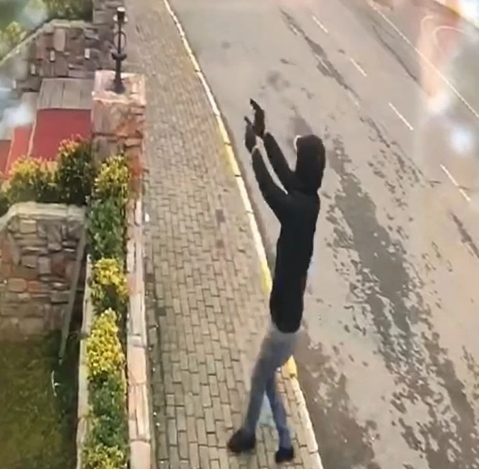 K&uuml;&ccedil;&uuml;k&ccedil;ekmece&rsquo;de restorana d&uuml;zenlenen silahlı saldırının g&ouml;r&uuml;nt&uuml;s&uuml; ortaya &ccedil;ıktı
