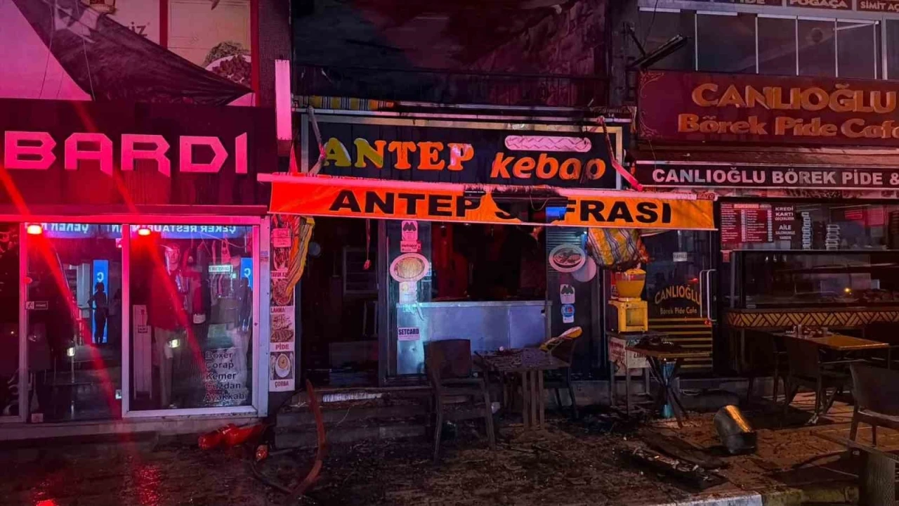 K&uuml;&ccedil;&uuml;k&ccedil;ekmece&rsquo;de restoranın bacasında &ccedil;ıkan yangın 5 katlı binaya sı&ccedil;radı
