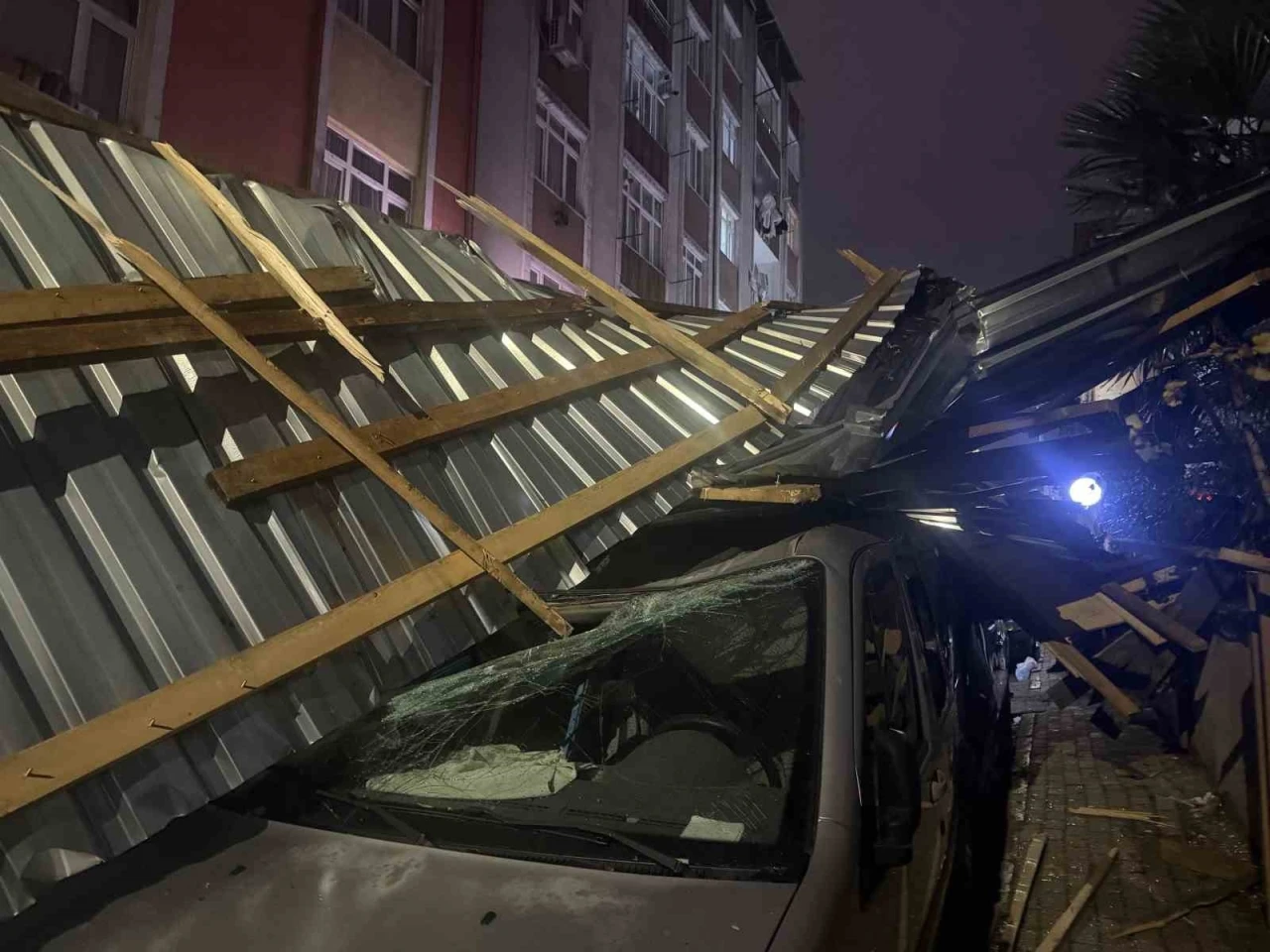 K&uuml;&ccedil;&uuml;k&ccedil;ekmece&rsquo;de şiddetli r&uuml;zgar &ccedil;atıyı u&ccedil;urdu: Ara&ccedil;lar zarar g&ouml;rd&uuml;
