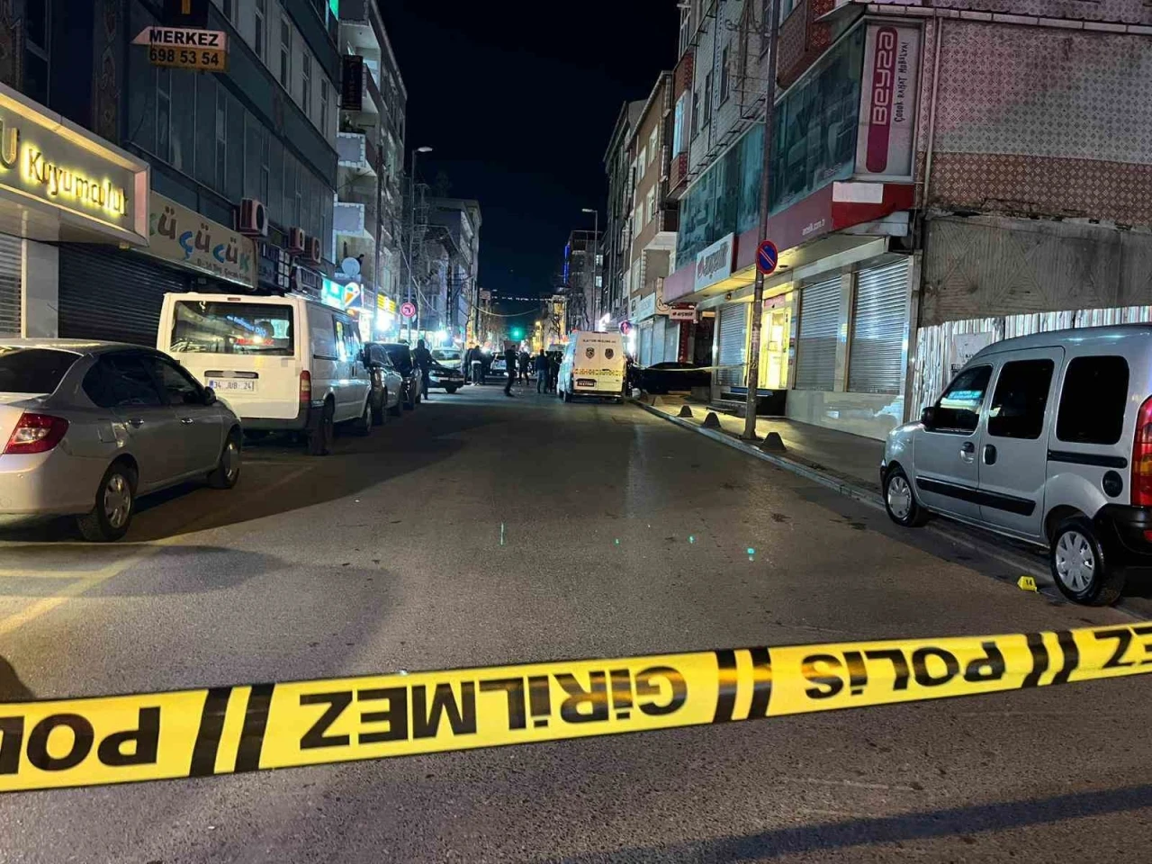 K&uuml;&ccedil;&uuml;k&ccedil;ekmece&rsquo;de silahlı saldırı: 1&rsquo;i ağır 3 yaralı
