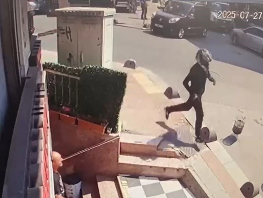 Küçükçekmece’de silahlı saldırıya uğrayan şahıs yaralandı, kasklı şüpheli kaçtı

