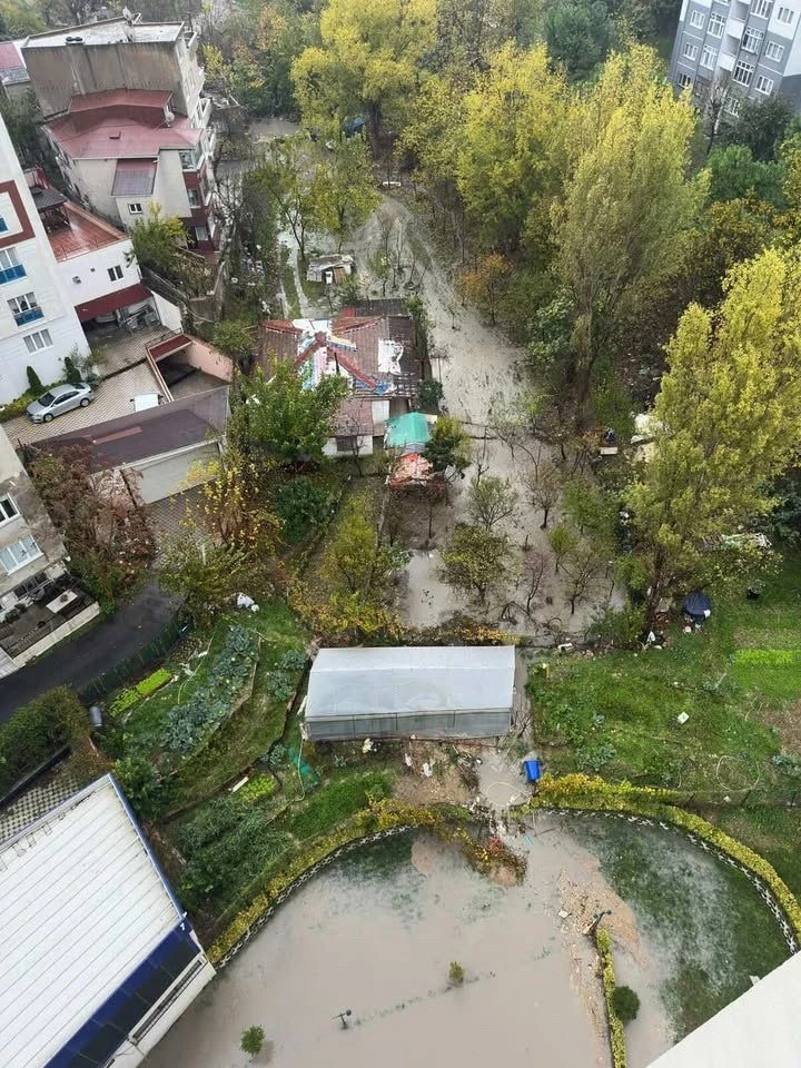 Küçükçekmece’de site otoparkını su bastı
