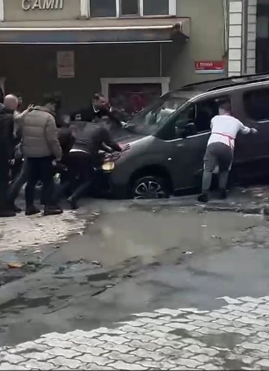 Küçükçekmece’de yağmur sonrası çöken yolda, araçlar çukura düştü
