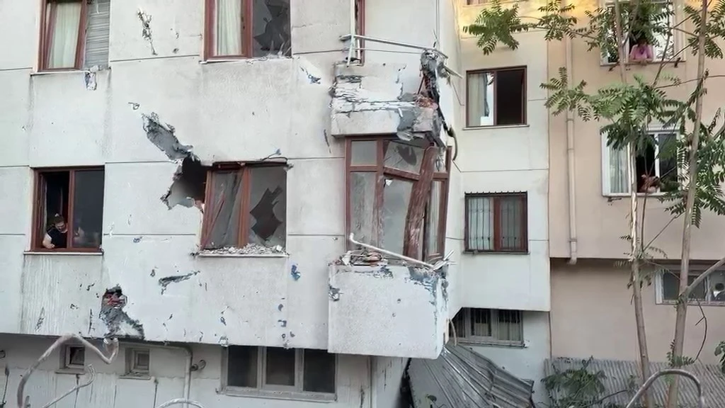 K&uuml;&ccedil;&uuml;k&ccedil;ekmece&rsquo;de yıkımı yapılan binanın duvarı yan apartmanın &uuml;zerine devrildi

