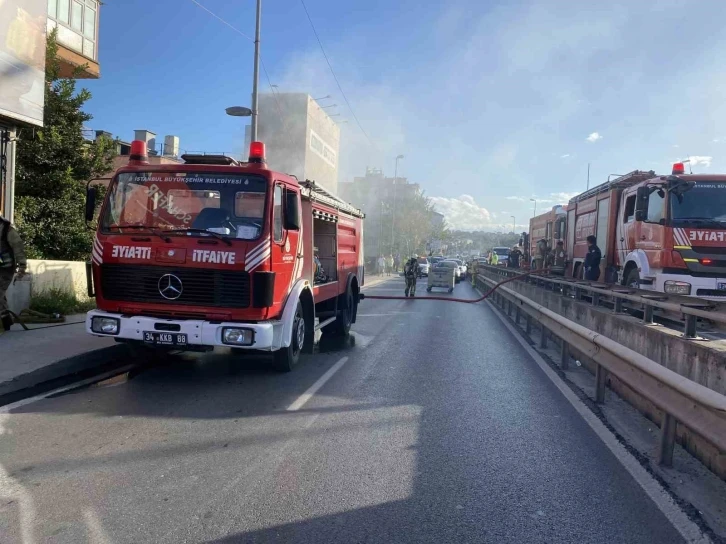K&uuml;&ccedil;&uuml;k&ccedil;ekmece E-5 yan yolda metruk bir binada yangın &ccedil;ıktı: Yol trafiğe kapandı
