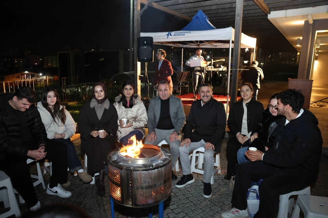 K&uuml;&ccedil;&uuml;k&ccedil;ekmeceli gen&ccedil;ler, en uzun gecede buluştu
