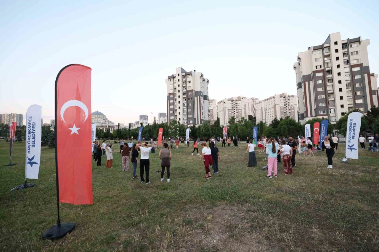 K&uuml;&ccedil;&uuml;k&ccedil;ekmecelilere antren&ouml;r eşliğinde &uuml;cretsiz spor yapma imkanı
