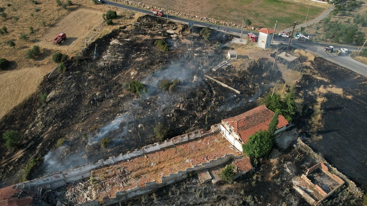 Kula’da aynı anda iki farklı bölgede yangın

