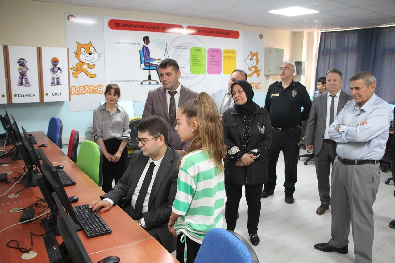 Kula’da Bilişim Sınıfı Öğrencilerle Buluştu
