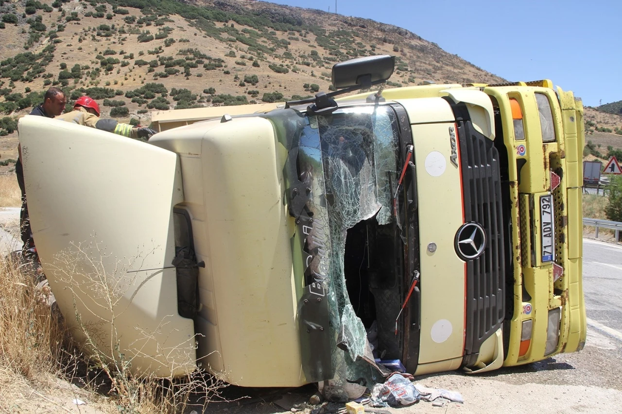 Kula’da kontrolden çıkan tır devrildi: 1 yaralı
