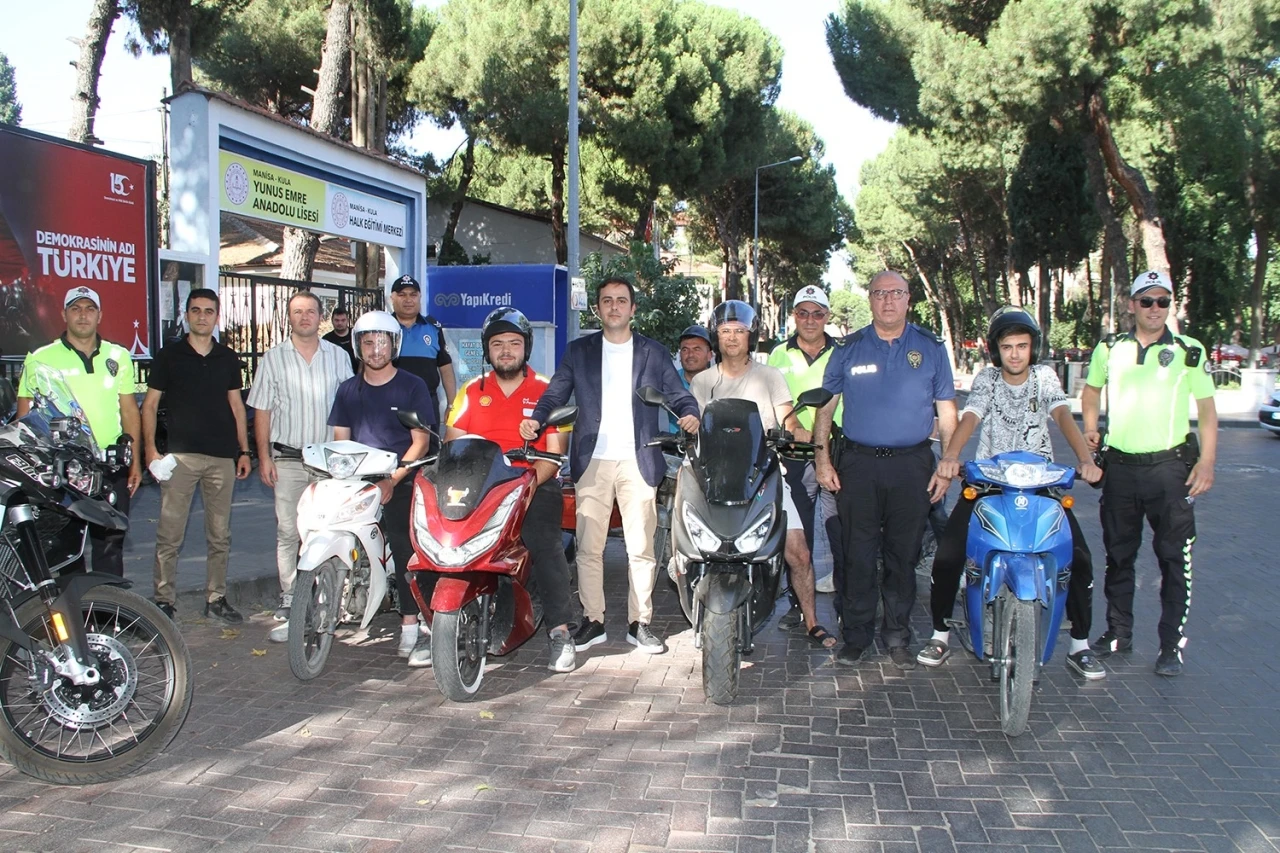 Kula’da motosiklet sürücülerine ücretsiz kask dağıtıldı
