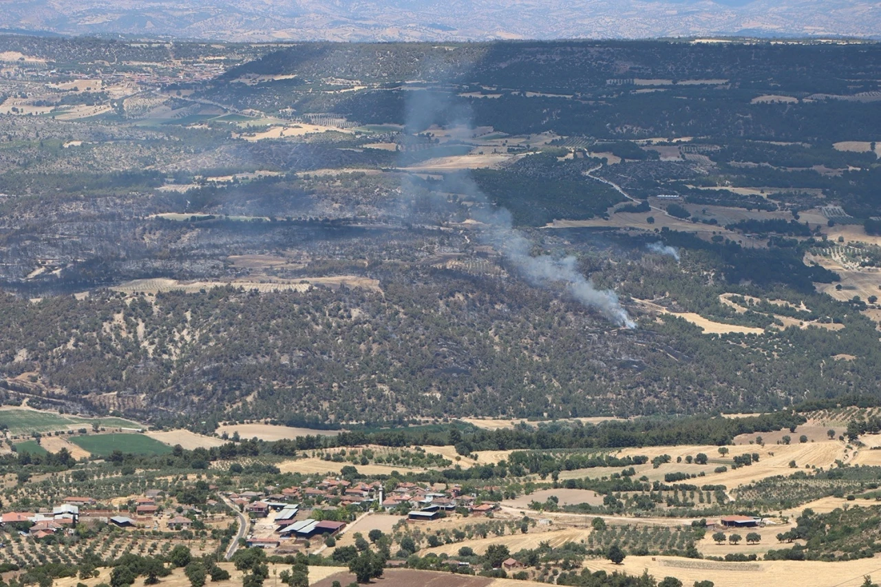 Kula’da orman yangınına müdahale sürüyor
