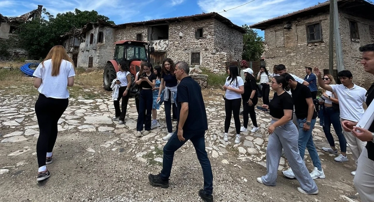 Kula’nın tarihi güzellikleri gençlerle buluşuyor
