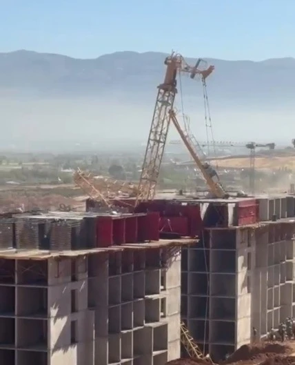 Kule vinç devrildi, 1 işçi öldü
