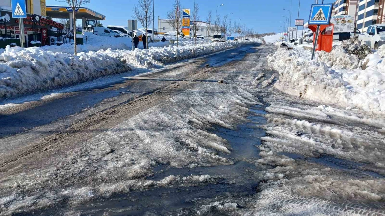 Kulp&rsquo;ta dondurucu soğuk g&uuml;nl&uuml;k yaşamı fel&ccedil; etti
