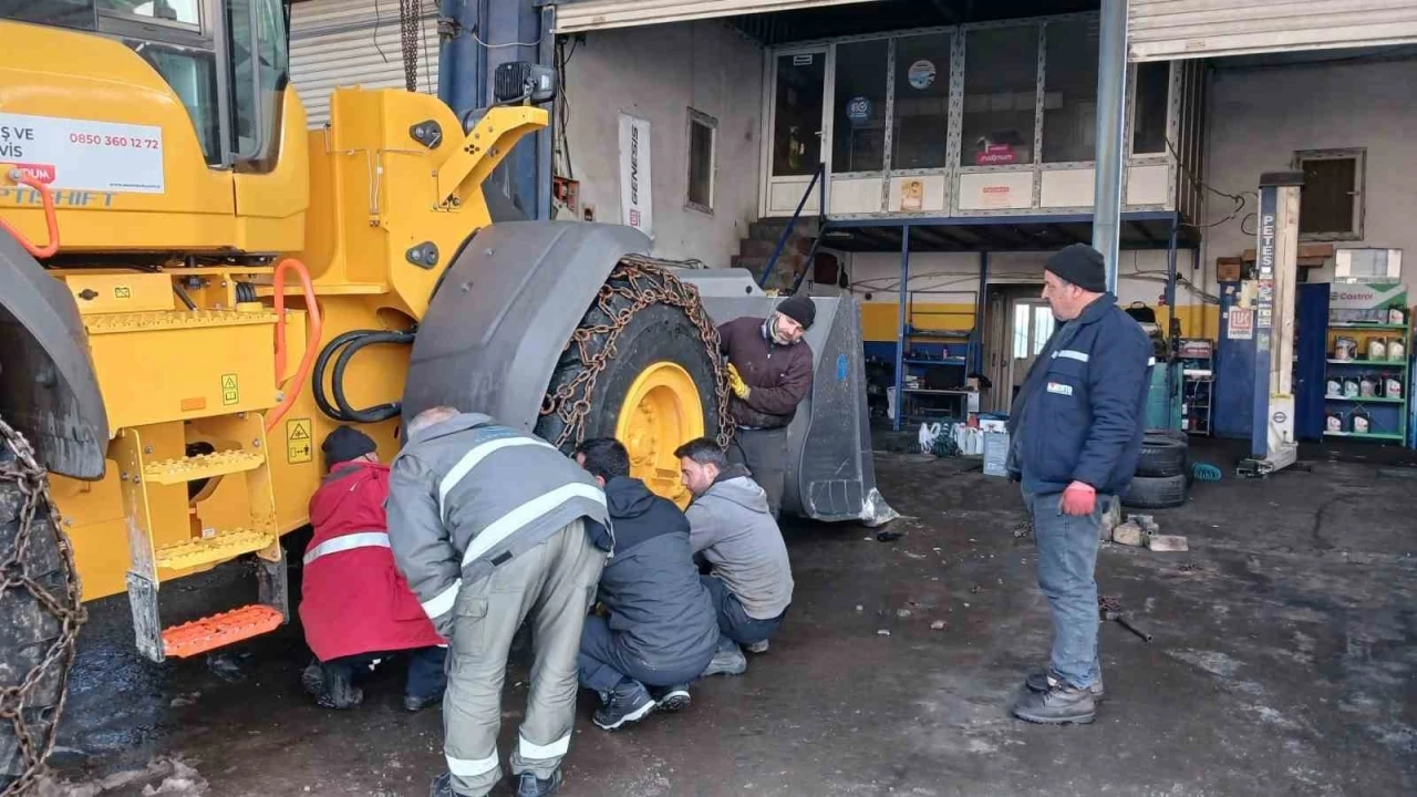 Kulp&rsquo;ta dondurucu soğuklar oto tamircilerini zorluyor
