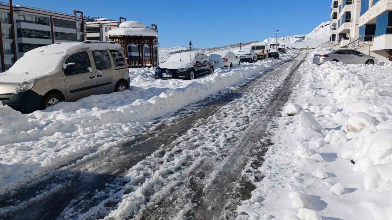 Kulp&rsquo;ta kar &ccedil;ekildi, dondurucu soğuk etkisini artırdı

