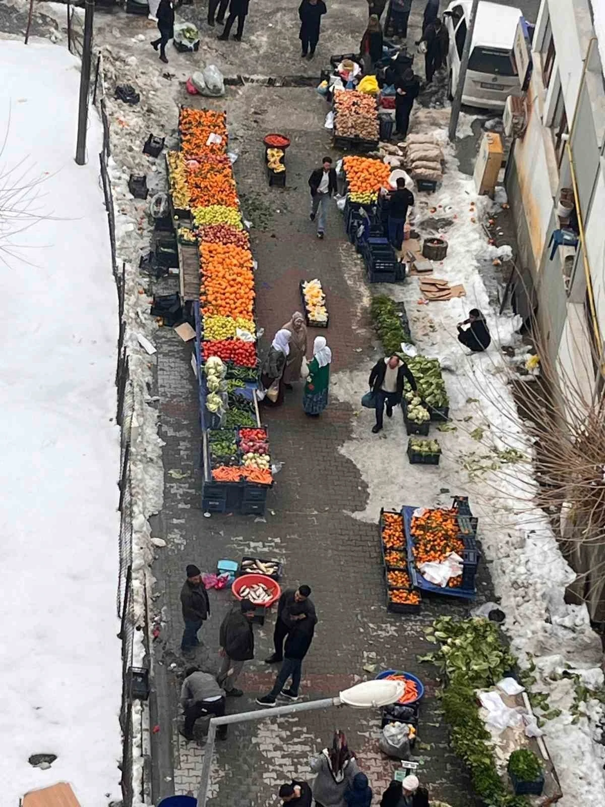 Kulp&rsquo;ta kar engeli aşıldı, salı pazarı &uuml;&ccedil; haftanın ardından a&ccedil;ıldı
