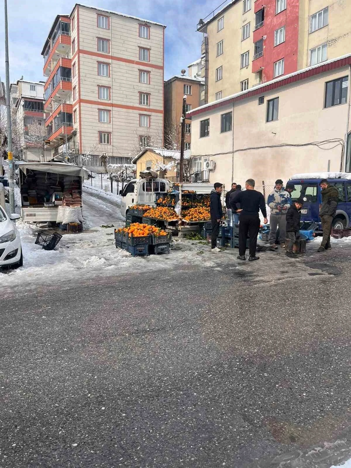 Kulp&rsquo;ta kar esareti: Pazar esnafının b&uuml;y&uuml;k &ccedil;oğunluğu tezgah a&ccedil;amadı
