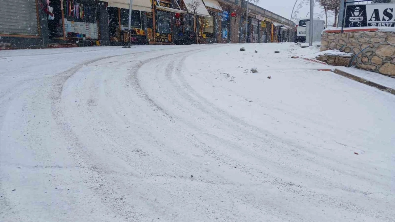 Kulp&rsquo;ta kar nedeniyle yaşam durma noktasına geldi
