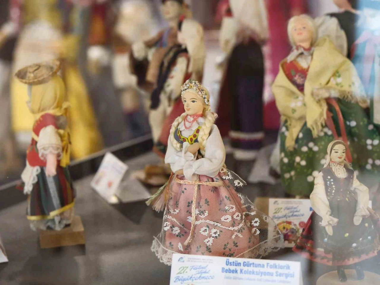 K&uuml;lt&uuml;rlerin renkleri folklorik bebeklerle yansıtıldı
