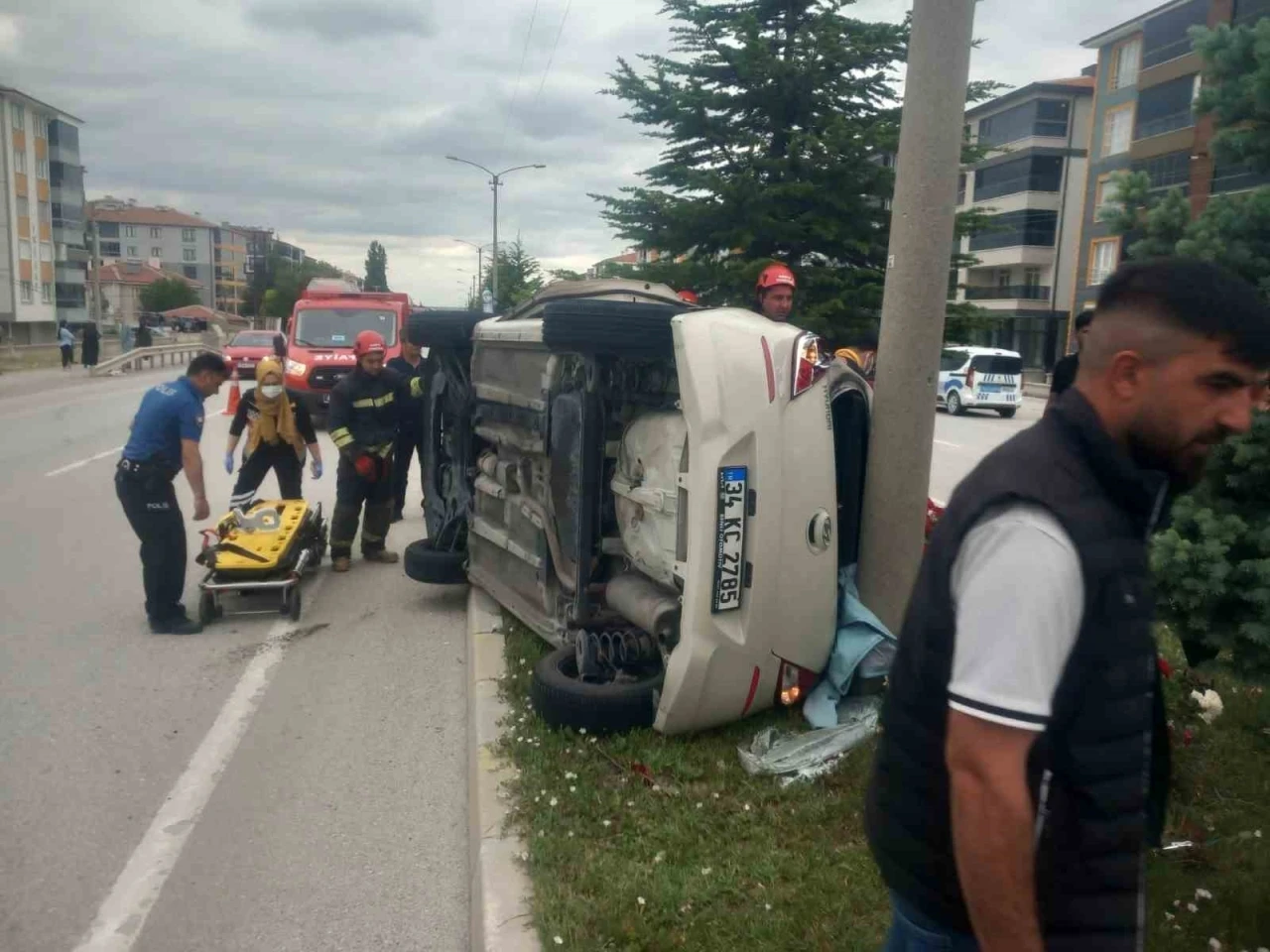 Kulu&rsquo;da otomobil ref&uuml;je &ccedil;ıkarak yan yattı: 1 yaralı
