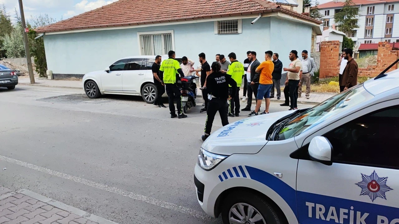 Kulu’da park halindeki cipe çarpan motosikletli yaralandı

