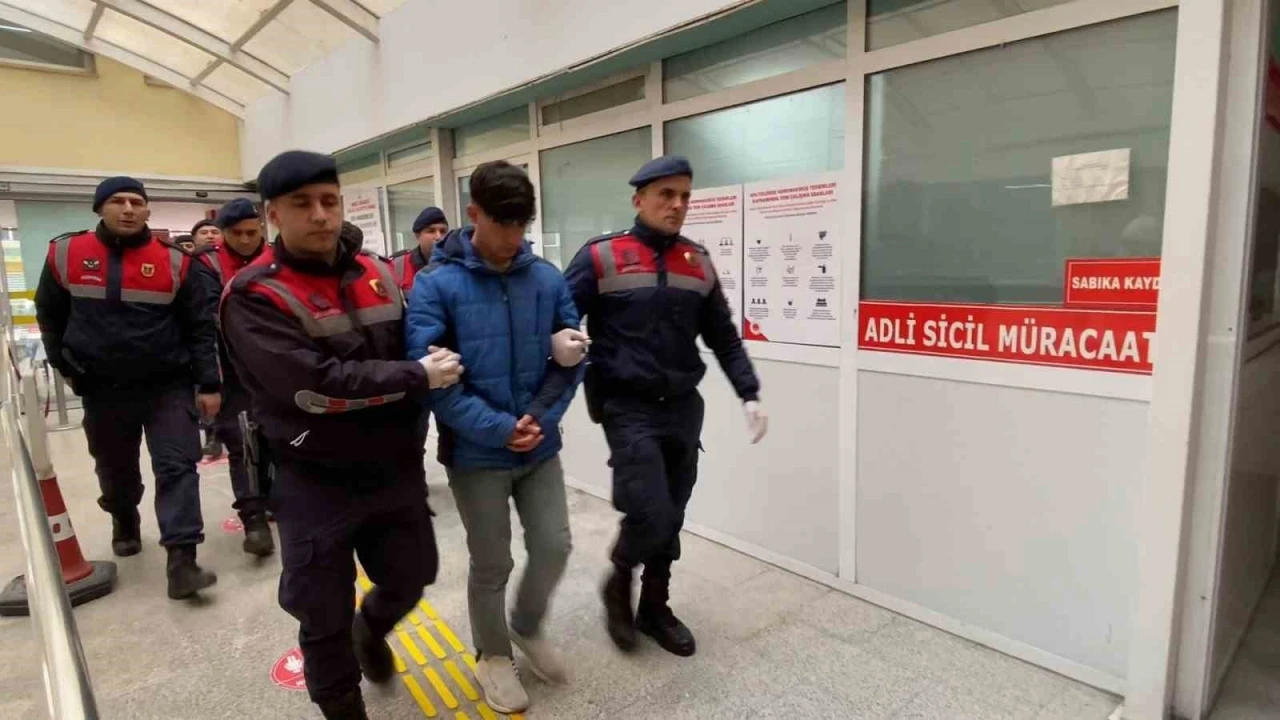 Kul&uuml;bede balta ve k&uuml;rekle &ouml;ld&uuml;r&uuml;len berberin v&uuml;cudunda 24 yara tespit edildi
