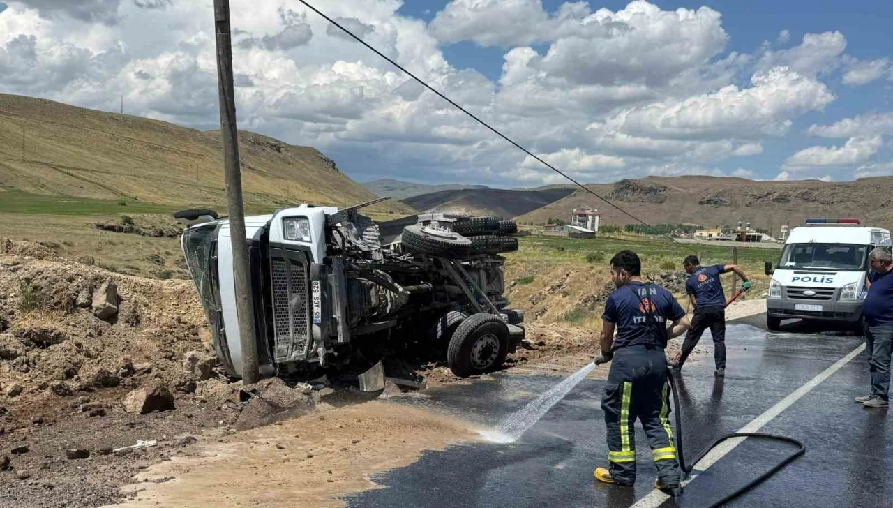 Kum yüklü tır devrildi: Sürücü yara almadan kurtuldu
