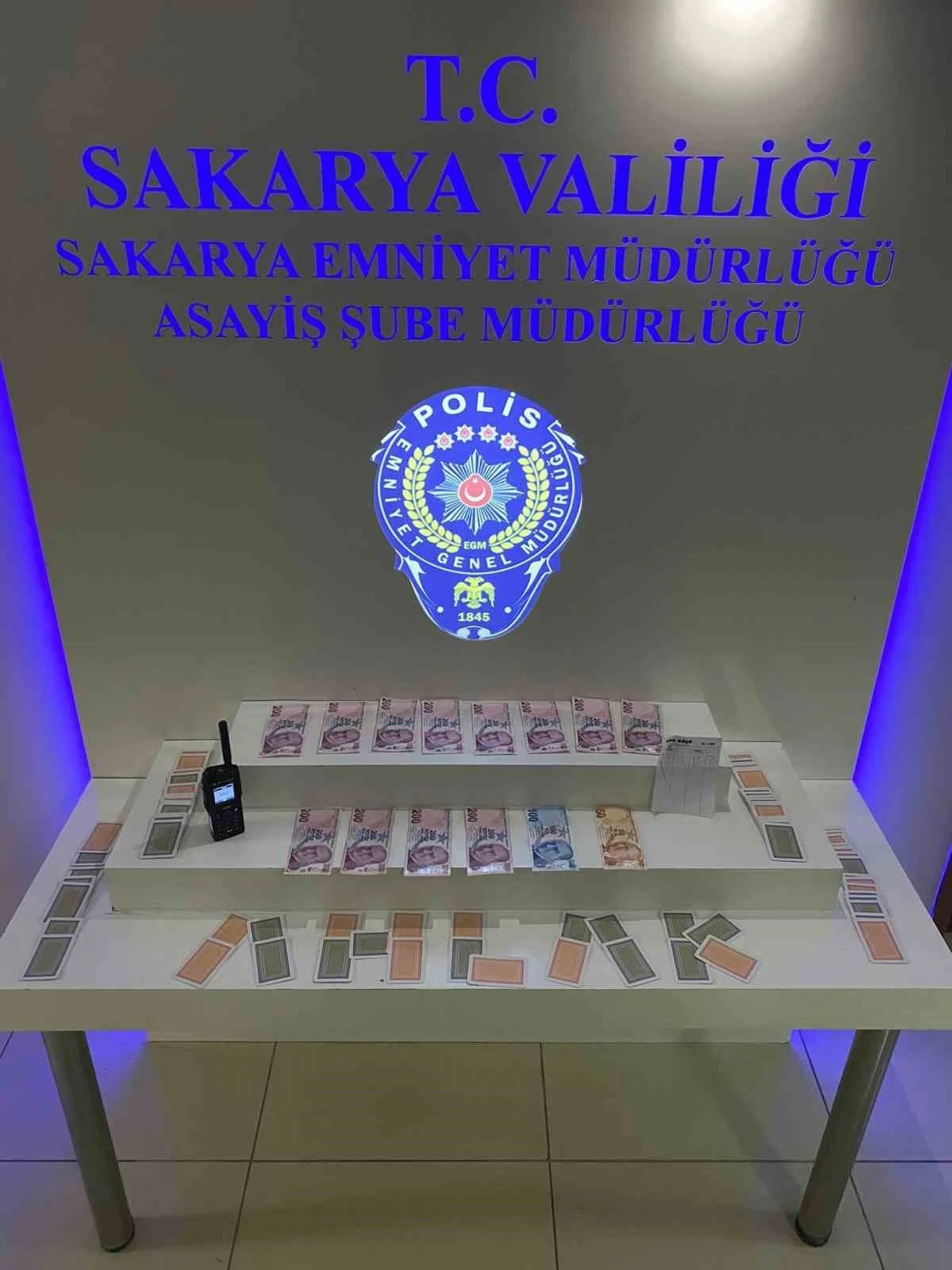 Kumar oynanan iş yerine baskın
