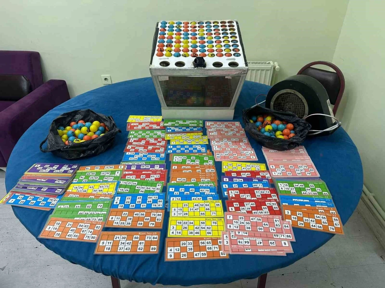 Kumar oynatılan mekana kapıyı ikiye b&ouml;lerek giren polis, &ccedil;atıdan ka&ccedil;maya &ccedil;alışanları yakaladı
