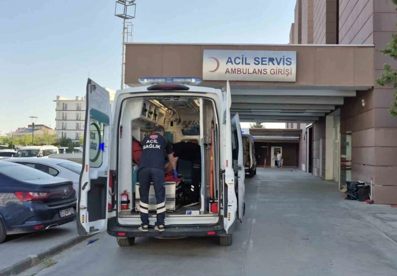 Kumaş tıraşlama makinesine elini kaptıran iş&ccedil;i yaralandı
