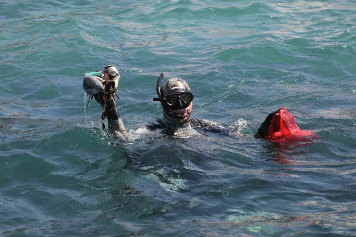 Kumbahçe sahilinde deniz dibi temizliği yapıldı