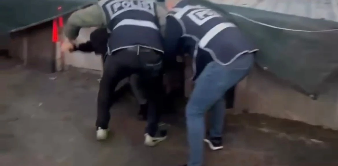 K&uuml;mesten gelen &ouml;ks&uuml;r&uuml;k sesi, 44 yıl hapis cezası olan firariyi yakalattı
