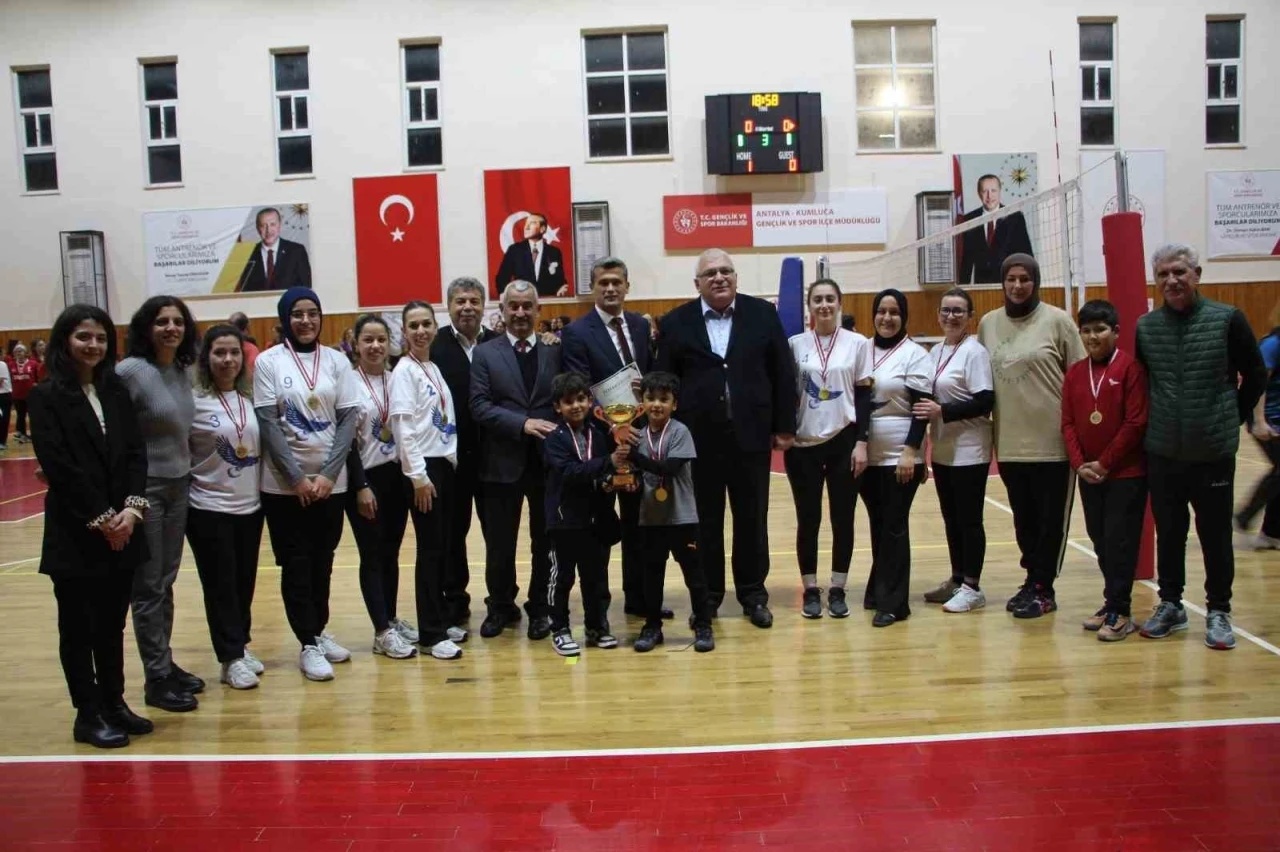 Kumluca&rsquo;da kadınlar &ouml;ğretmenler arasında d&uuml;zenlenen voleybol turnuvası sona erdi
